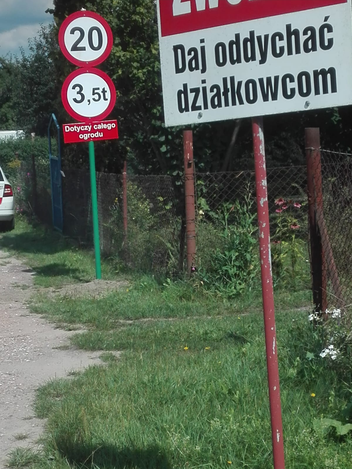 Nowo postawione znaki drogowe